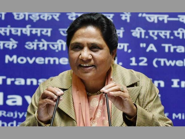 మాయకు దూరమైన సీనియర్లు