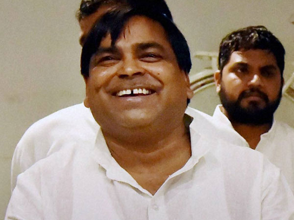 గాయత్రి ప్రజాపతి లొంగిపోతే మంచిది