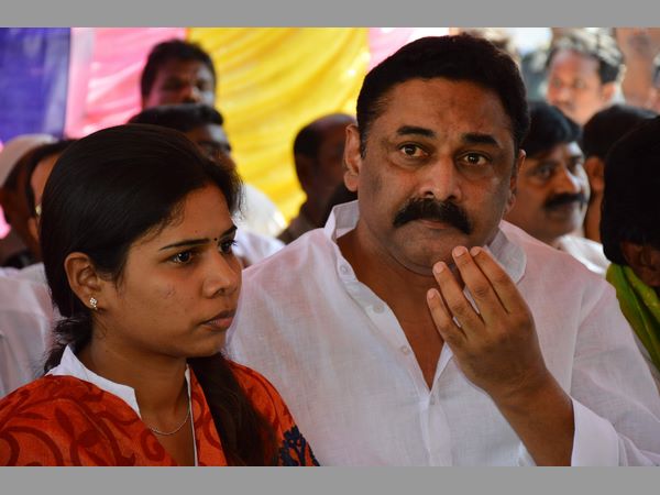 నాలుగు లక్షల ఓట్ల తేడాతో గెలిచారు