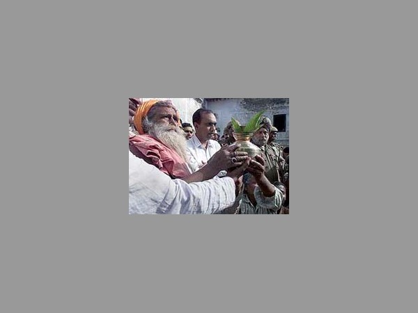 గోద్రాలో సబర్మతి ఎక్స్‌ప్రెస్ దాడిగుజరాత్ రాష్ట్రంలోని గోధ్రాలో సబర్మతి ఎక్స్‌ప్రెస్ రైలులో వెళుతున్న ప్రయాణికులపై 2002 ఫిబ్రవరిలో దాడి జరిగింది. ఈ దాడిలో 58 మంది మరణించారు. రైలులో దాడికి గురైన ప్రయాణికులంతా అయోధ్యకు వెళుతున్న కరసేవకులని భావిస్తున్నారు. తదనంతరం దాడుల్లో వెయ్యి మందికి పైగా మరణించారు. సదరు వివాదాస్పద స్థలంలో తొలుత దేవాలయం ఉన్నదా? లేదా? అన్న సంగతి తేల్చాలని ఆర్కియాలజీకల్ సర్వే ఆఫ్ ఇండియా (ఎఎస్ఐ)ని హైకోర్టు ఆదేశించింది. ఈ స్థలం ఎవరిదో తేల్చేసేందుకు హైకోర్టు విచారణ ప్రారంభించింది. 