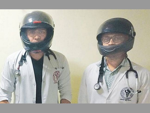 హెల్మెట్లతో ఎయిమ్స్‌లో వైద్యుల విధులు