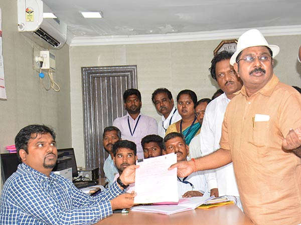 శశికళ వర్గంపై ప్రతిపక్షాల కన్ను శశికళ వర్గంపై ప్రతిపక్షాల కన్ను