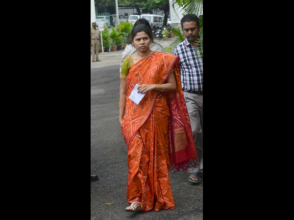 ప్రమాణం సమయంలో తడబడిన అఖిలప్రియ