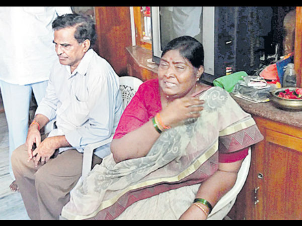 అంత్యక్రియలు చేసిన హనుమంతరావు తండ్రి...