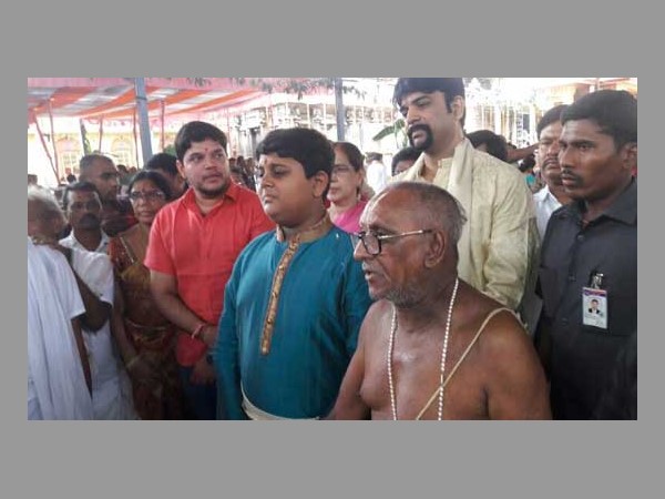 హర్షధ్వానాల మధ్య..