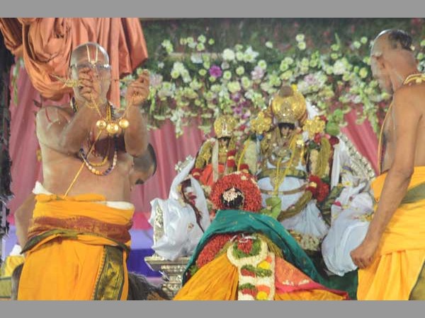 వేలాది భక్తులు..