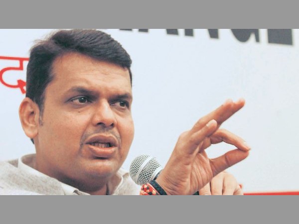 కాంగ్రెస్, ఎన్సీపీ నేతలకే లబ్ది చేకూర్చిందన్న ఫడ్నవీస్