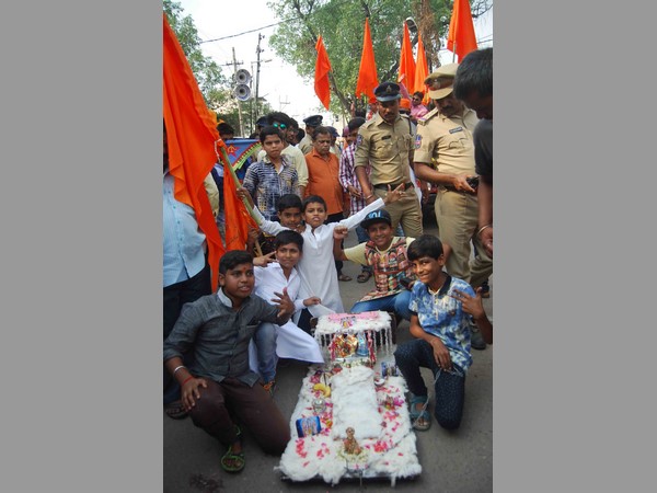 దళితులతో స్నేహం..