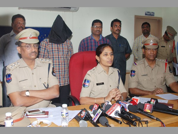  తాళం అలా నొక్కేస్తాడు..