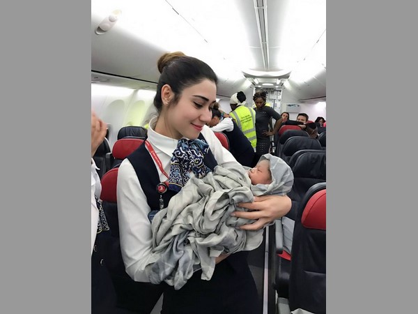 విమానంలోనే ఆడ శిశువుకు జన్మనిచ్చింది..