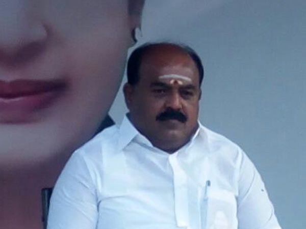 నడిరోడ్డులో టెంటు వేసుకుని