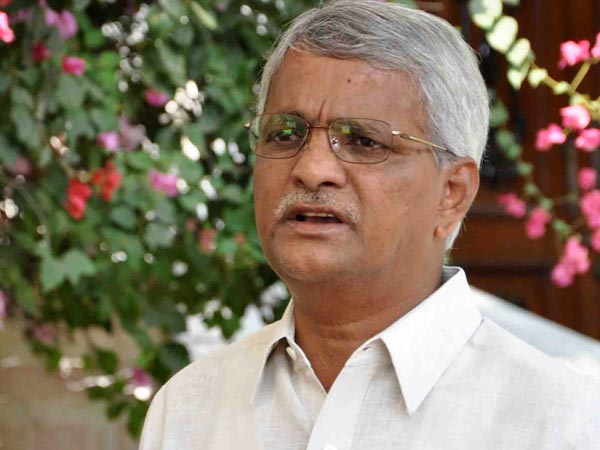 కెసిఆర్ సొంత రాజ్యాంగం అమలు...