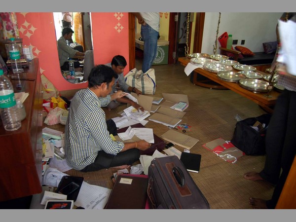 ఏకకాలంలో సోదాలు..