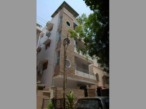 కుటుంసభ్యుల ఇళ్లల్లోనూ సోదాలు