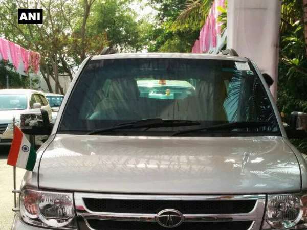 బుగ్గలు తొలగించిన శివరాజ్, గడ్కరీ, ఫడ్నవీస్