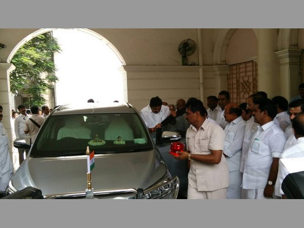 బయటకు వచ్చిన ఎడప్పాడి