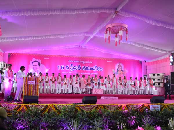 ప్రభుత్వంపై విమర్శలు చేస్తే కేసులు