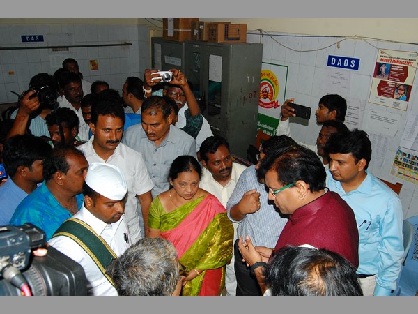 నాయకులు, ఇసుక మాఫియా కుమ్మక్కై: