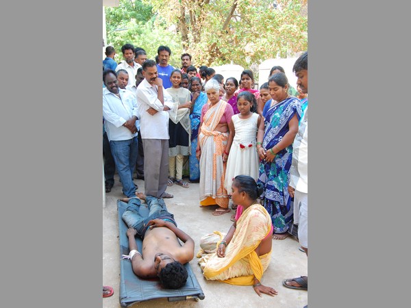 బాధితులకు మంత్రి లోకేష్ ఓదార్పు: