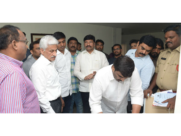 ఆఫీసుకు విజయసాయి, ఇతర నేతలు...