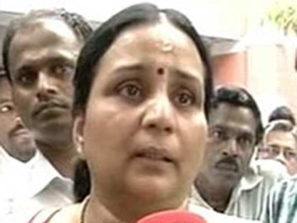 కారుతో తొక్కించి, ఇనుప రాడ్లతో