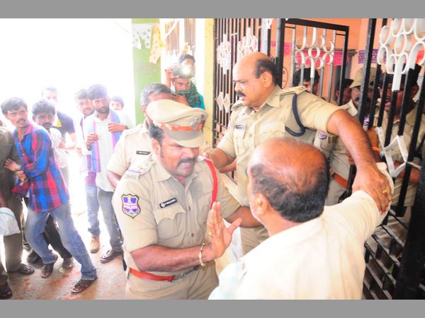 మార్కెట్ కమిటీ జోక్యం చేసుకోక పోవడానికి కారణాలేమిటి 