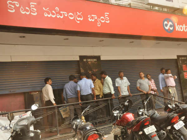 Telangana: Man barges into bank with knife