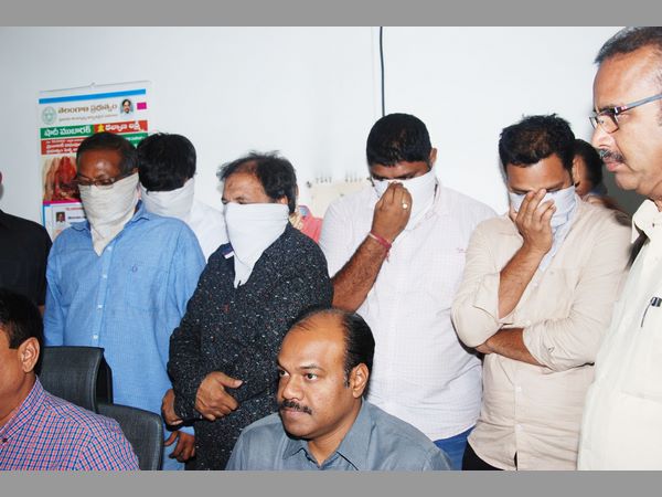 రాజు కోసం ఎదురు చూస్తుండగా...