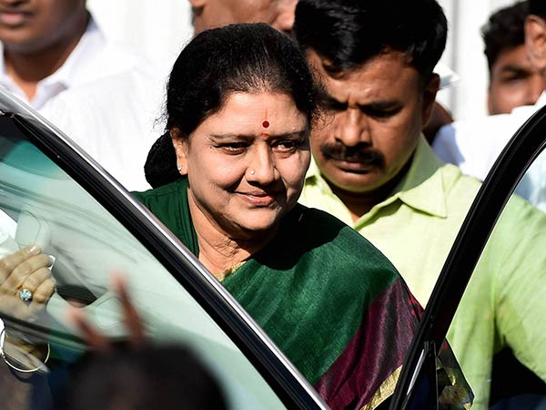 పార్టీపై పట్టు కోల్పోకుండా..