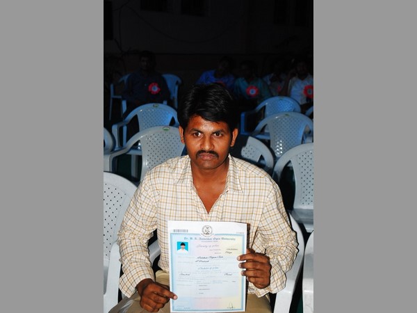 డిగ్రీ పట్టా తీసుకొన్న సత్యంబాబు