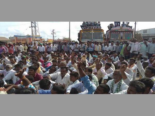 సరుకు నిల్వ ఉన్నదని సాకు చూపుతున్న వ్యాపారులు