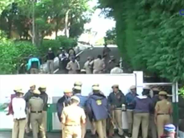 రూ. 900 కోట్ల నగదు ఉంది ?