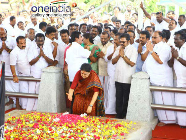 పోయెస్ గార్డెన్ ఉద్యోగులు పోయెస్ గార్డెన్ ఉద్యోగులు