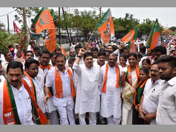 స్థానిక టీఆర్ఎస్ నేతల ఆద్వర్యంలోనే పోటీ ధర్నా