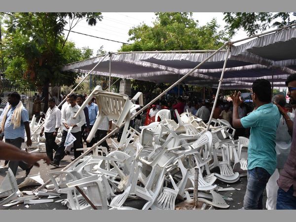 నిరసన తెలిపి మళ్లీ యూనిఫాంలో..