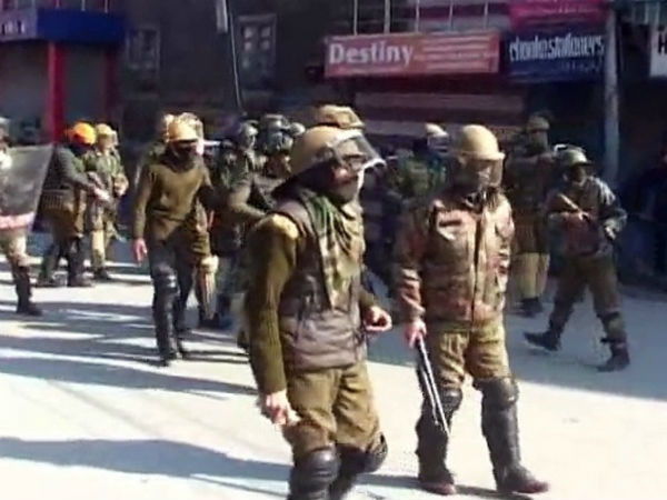 భద్రతాదళాలపై స్థానికుల దాడులు