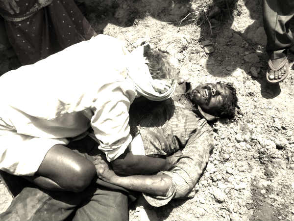 తొలుత బండరాళ్లతో దాడి: