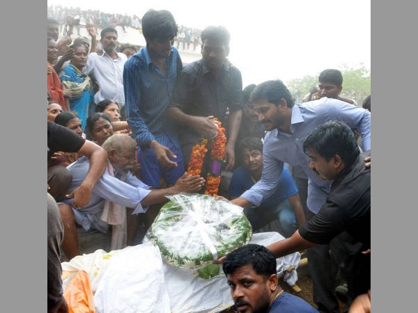 ఓదార్చిన జగన్...