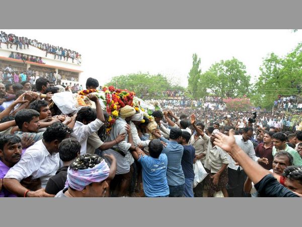 భారీగా హాజరైన జనసందోహం