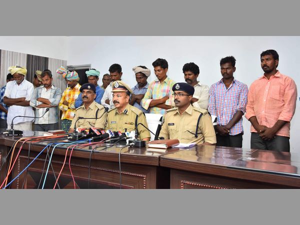  ప్రభుత్వ సహకారంతో తప్పించుకుని: