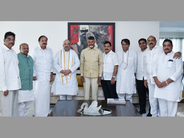 చంద్రబాబు ఇంటికి భోజనానికొచ్చి... చంద్రబాబు ఇంటికి భోజనానికొచ్చి...