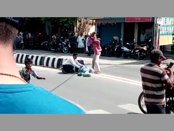 అందరూ చూస్తుండగానే.. అందరూ చూస్తుండగానే..