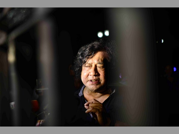 అది బెంగాలీ మహిళ చీరకట్టు...