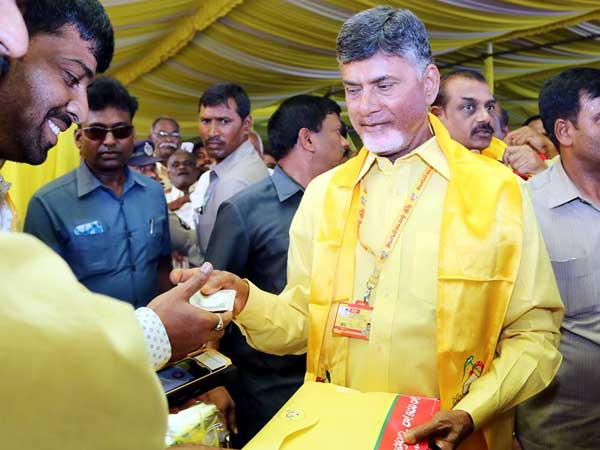 సమస్యల్లో ఉన్నవారిని ఆదుకొంటే అధికారం మనదే