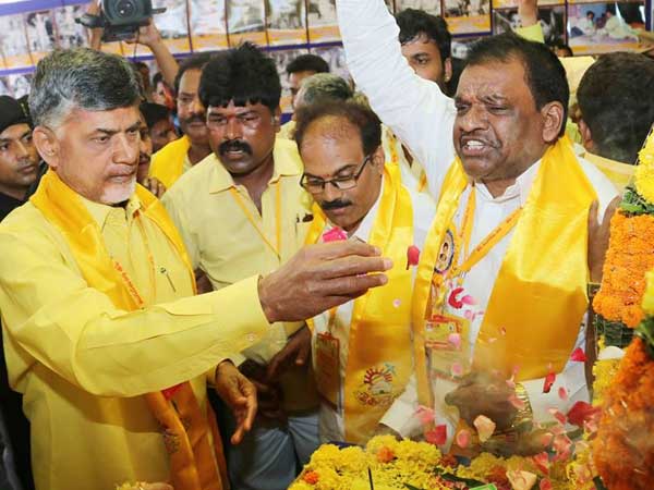 ప్రజలకు ఆమోదయోగ్యమైనవారే నాయకత్వంలో ఉండాలి
