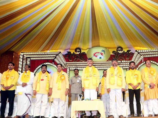 కార్యకర్తలకు తగిన ప్రాధాన్యత