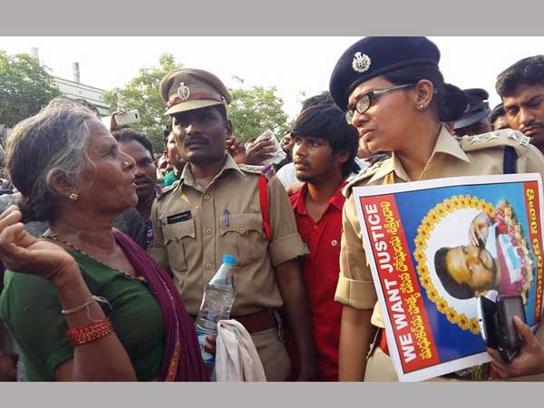 పోలీసులెప్పుడూ అగ్ర కులాల వైపే: