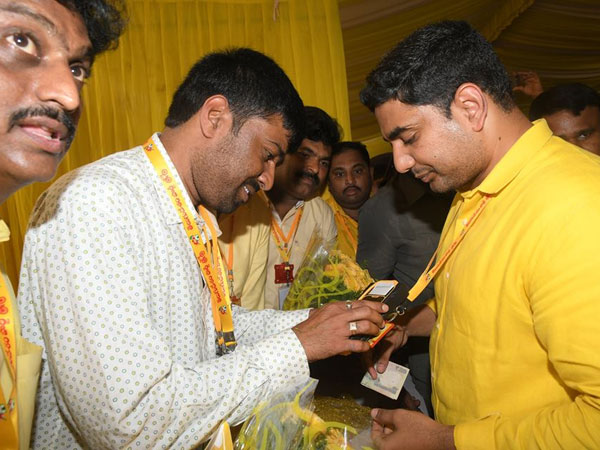 కులపిచ్చి, మతపిచ్చి పార్టీ అని సంచలన వ్యాఖ్యలు