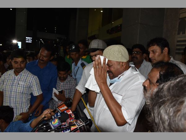 తరలి వస్తున్న పెద్దలు