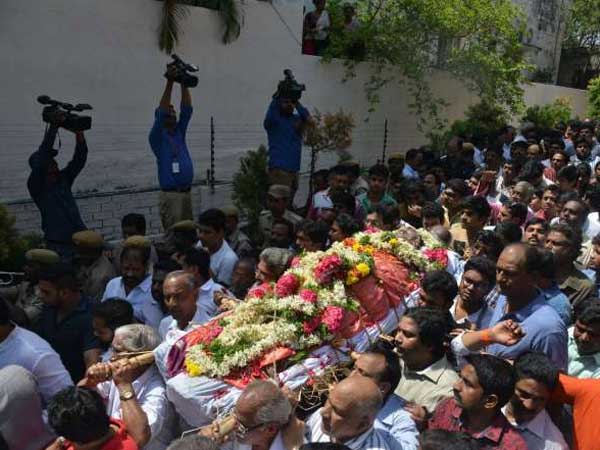 కళాకారుల్ని రప్పించి..